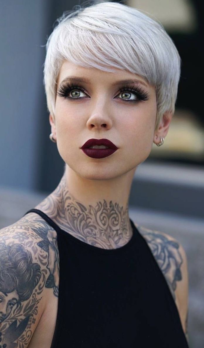 Foto einer jungen Frau mit smokey Eyes und dunkelroten Lippenstift